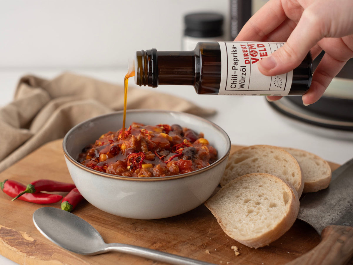Besonders lecker schmeckt das Öl zu Chilis, Pasta oder Ofengemüse