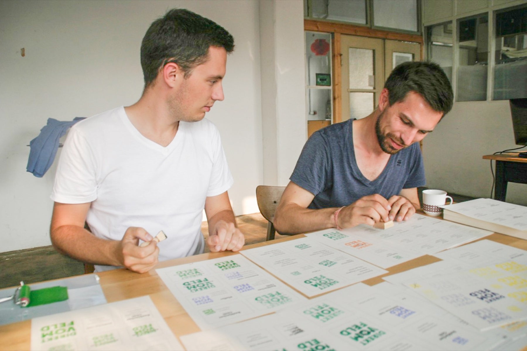 Chris und Richard stempeln 2016 die ersten Etiketten von Hand
