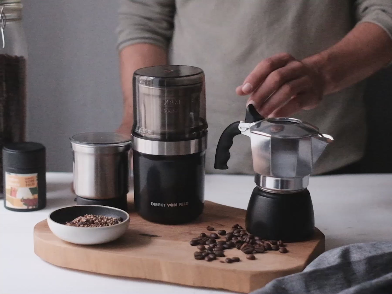 Anleitungsvideo der elektrischen Kaffee- & Gewürzmühle bei Zerkleinern von Gewürzen und Kaffee