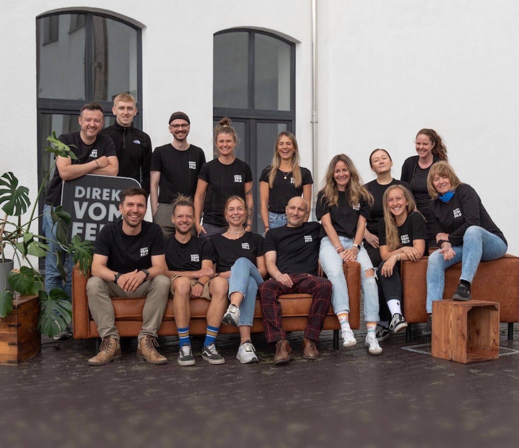 Das Team von Direkt vom Feld vor der Manufaktur