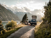 Campingbus in den Bergen, vor dem gekocht wird mit Outdoor Gewürz-Set | Direkt vom Feld