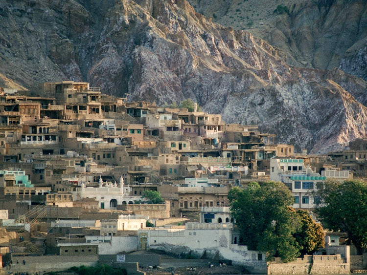 Dorf am Gebirge bei der Salt Range in Pakistan