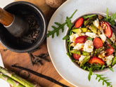 Langer Urwaldpfeffer im Erdbeer-Spargel-Salat | Biogewürze Direkt vom Feld