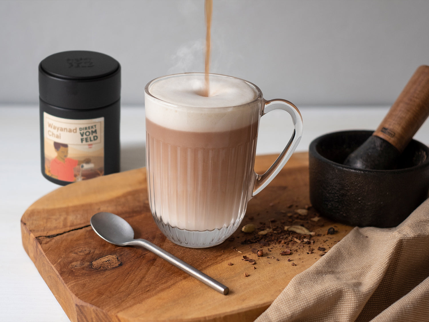 dampfende Chai-Latte in der Tasse  | Direkt vom Feld, bio