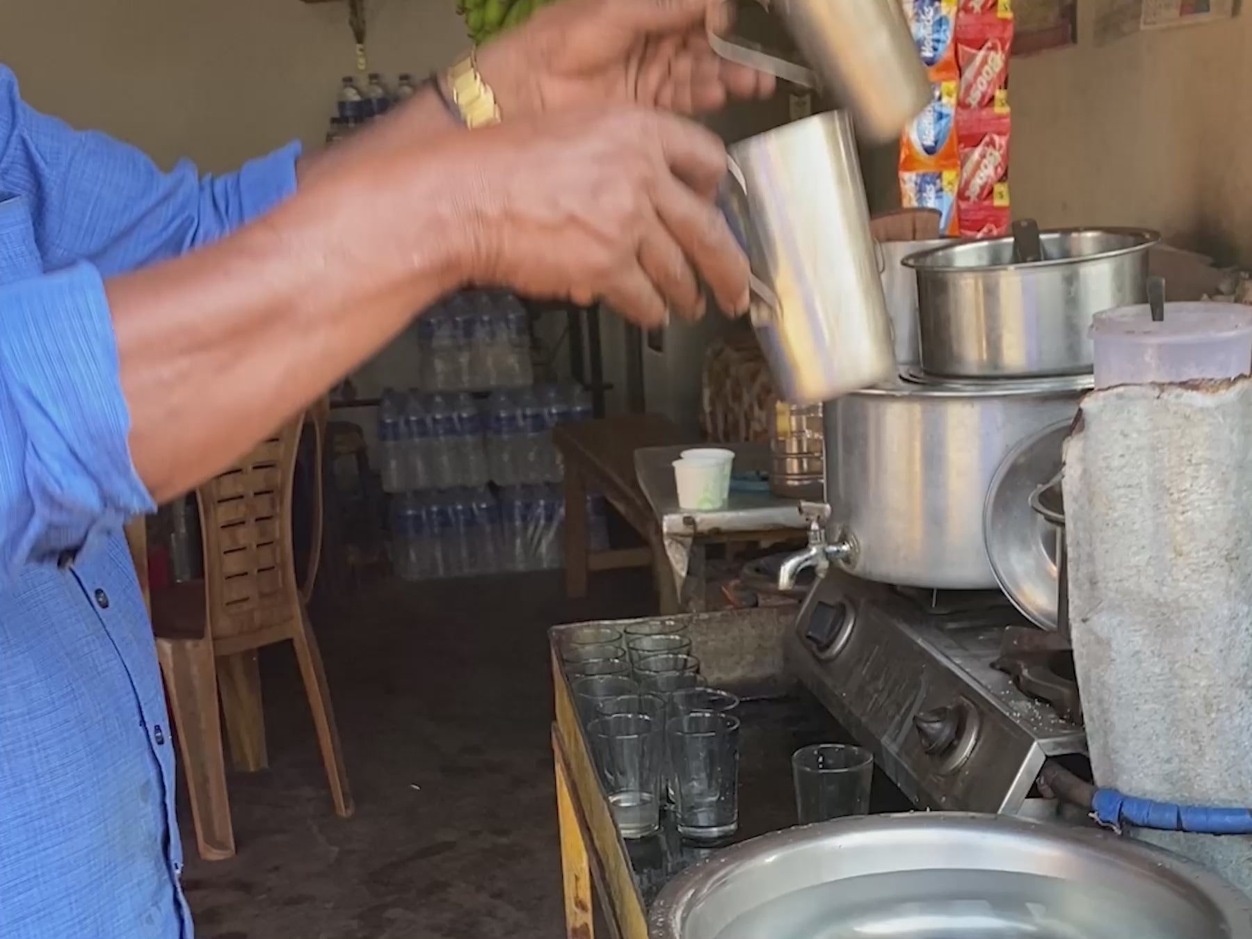 Zubereitung einer Chai-Latte in den Straßen von Indien - Direkt vom Feld